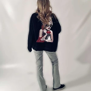 MISS. ME? 001 - Jeansjacka från JAQUI med trycket “Miss. me?”  001  Ärmlängd: 49 cm Byst: 62 cm Längd: 70 cm Storlek: XL  Modellen är 170 cm lång