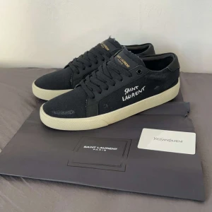 Saint Laurent skor - Hej! Säljer dessa riktigt snygga Saint Laurent skorna i nyskick! Dessa skorna har små slitningar på sidorna av skorna vilket är dess design. Skorna har används fåtal gånger. Storlek 42 men passar 43 lika bra också 👍 med skorna medföljer äkthetskort från saint Laurent och saint laurent papper! 😊nypris 7200kr! Skriv vid intresse 🤗