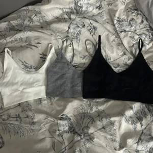 Lager 157 toppar  - Säljer dessa tre toppar från lager 157. Det är justerbara band❤️priset kan diskuteras 