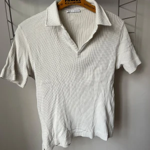 Vit pikétröja från Tiger of Sweden - Säljer en vit pikétröja från Tiger of Sweden i bra skick skriv för frågor 