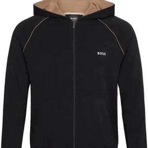 Svart huvtröja från Boss - Snygg svart huvtröja från Boss med dragkedja och diskret logga på bröstet. Tröjan har en kontrasterande beige insida i huvan och långa ärmar. Perfekt för en stilren look.