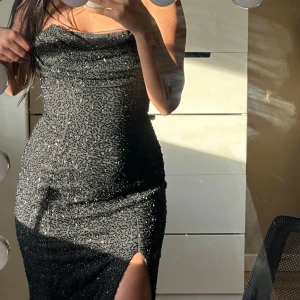 Svart Oh polly klänning - Säljer engångsanvänd oh polly klänning. Storlek 6/34 har en tight passform och kramar kroppen fint. Köpt för 1900kr från hemsidan. Pris kan diskuteras. 