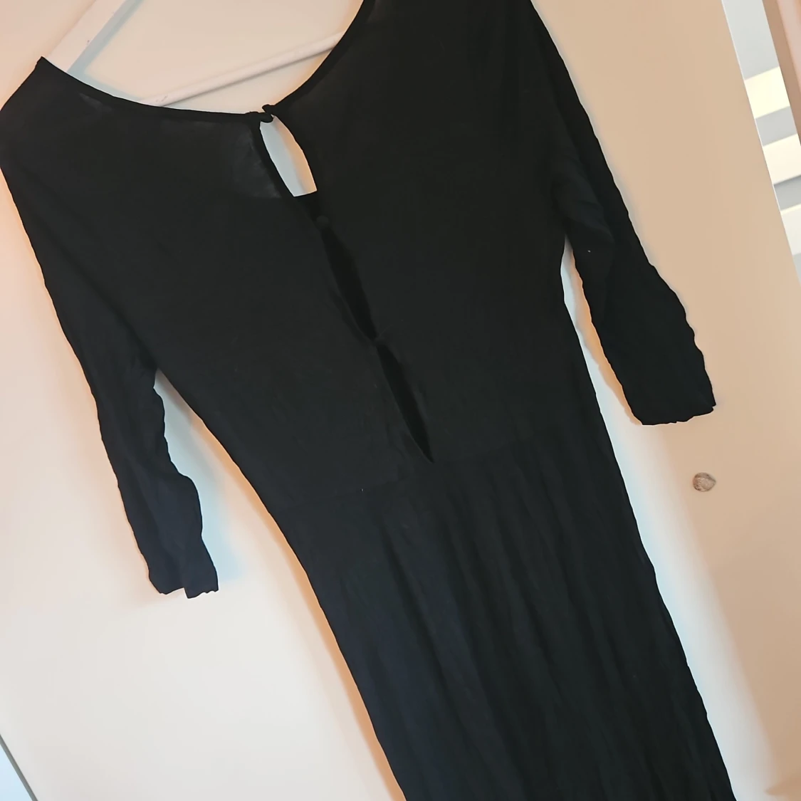 Svart långklänning med trekvarts armar  - 1