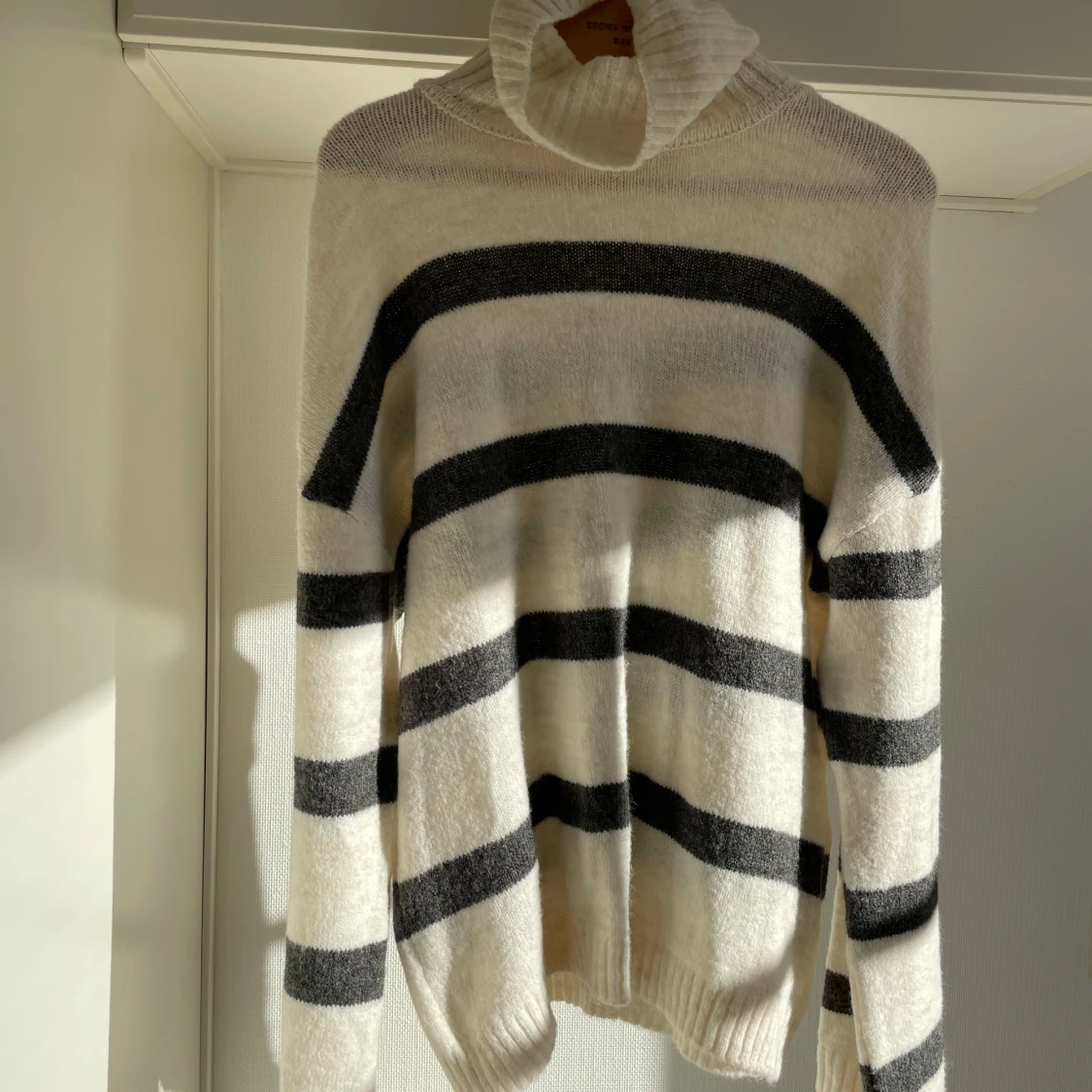 Randig polotröja i svart och vit M oanvänd  - 4