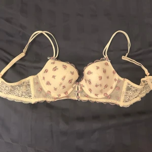 Blommig bh  - Säljer en söt bh jag köpt i Dubai. Från en butik som heter Max. Aldrig använd och skulle säga att den passar runt A-B kupa. Den har lite push up. 🌸