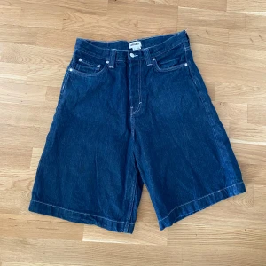 Baggy jorts - Riktigt fina jorts från weekday som sitter fett baggy, w29 🙏🏻 säljer för att dom är för små för mig 🙁🙁