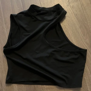Svart oneshoulder topp - Snygg svart oneshoulder topp i ett mjukt och stretchigt material. Perfekt för en trendig look med sin unika asymmetriska design. Passar bra till både jeans och kjol.