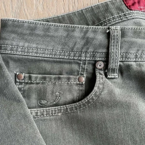 Gråa  jeansbyxor från Jacob Cohen - Snygga gråa jeansbyxor från Jacob Cohen med klassisk femficksdesign. Byxorna har en normal passform och är perfekta för en avslappnad stil. De är tillverkade i ett slitstarkt material och har en knappgylf. Köpta hos sicuro fashion