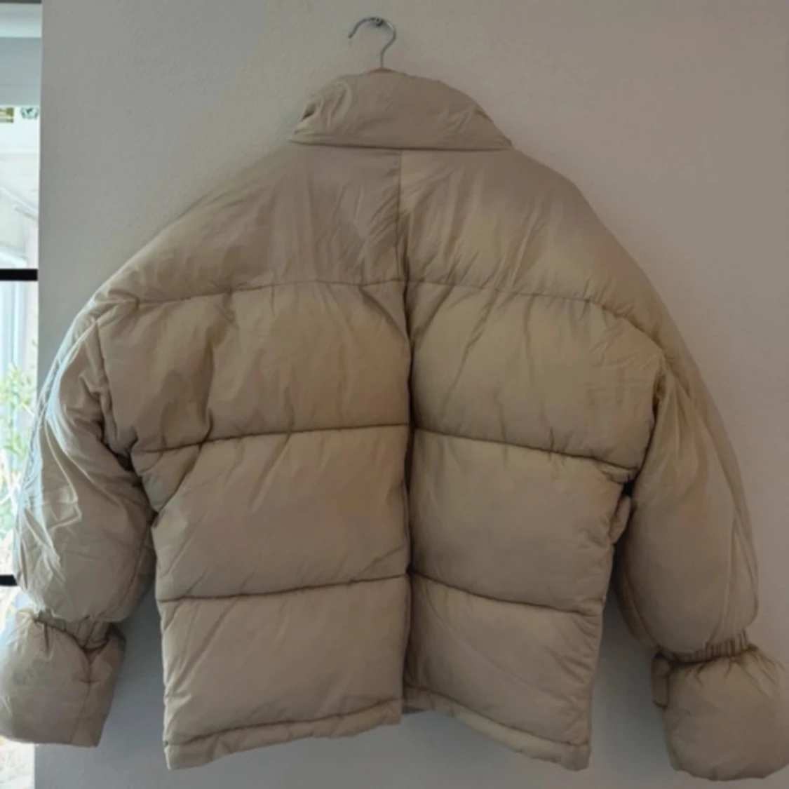 Beige dunjacka från NA-KD - 1