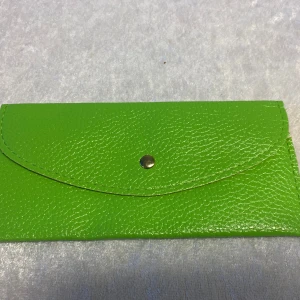 Färgglada plånböcker i syntetmaterial - Säljer tre snygga plånböcker i syntetmaterial. De finns i limegrön, orange och röd färg. Varje plånbok har en enkel knappstängning och flera fack för kort och sedlar. Perfekt för att lägga till en färgklick i din vardag! 69kr/st . Helt ny 