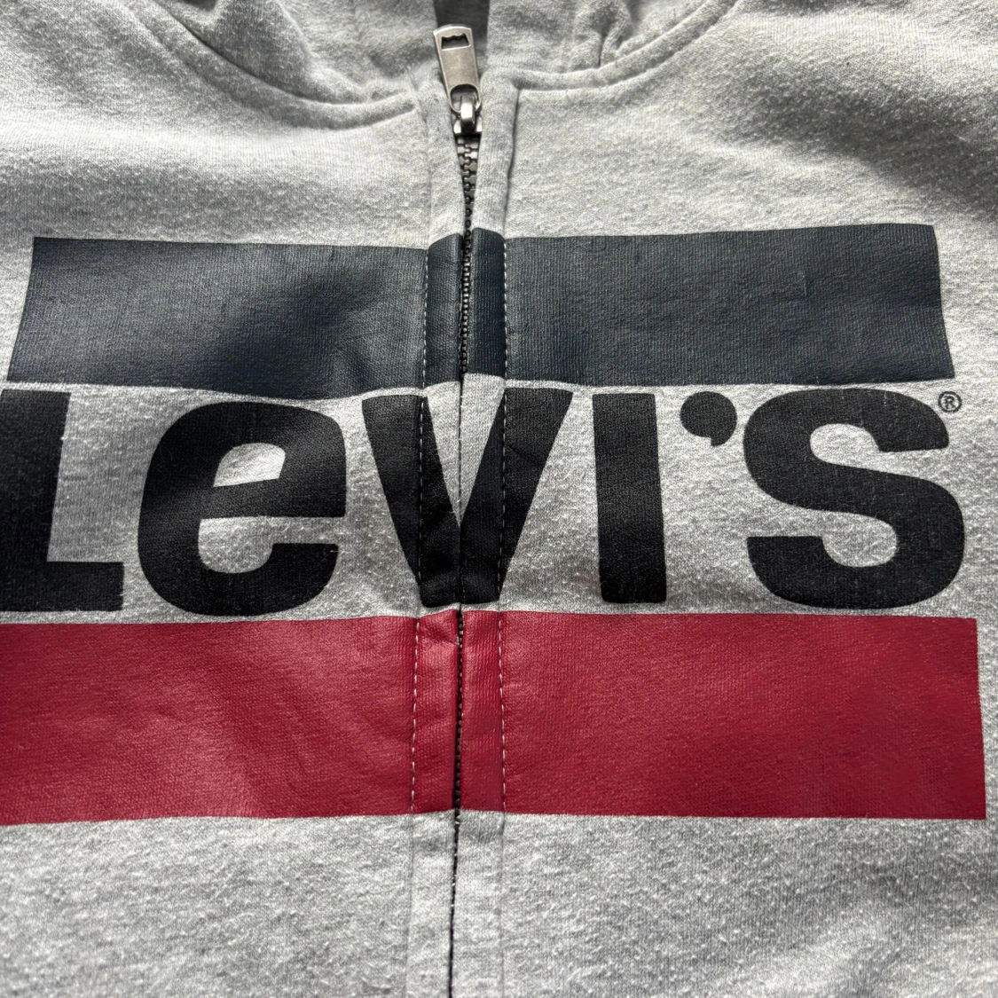 Grå hoodie från Levi's - 3