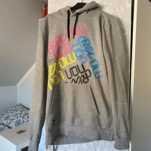 Grå hoodie från Revolution - Väldigt gammal. Aldrig använt den. Väldigt bra skick, inga konstigheter.