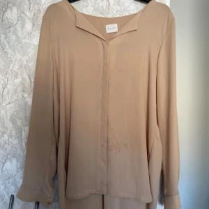 Beige blus från Vila - Jätte fin blus. En liten fläck vid knapparna men det syns knappt. 