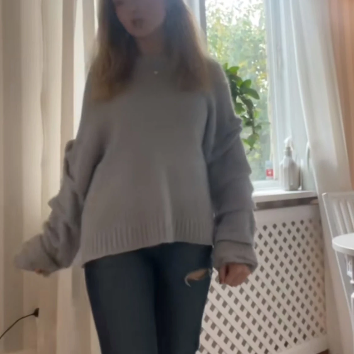 Grå stickad tröja - 1