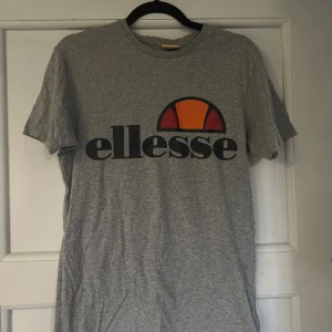 Ellesse t-shirt - Fin herr t-shirt från Ellesse som är använd ett fåtal gånger. 