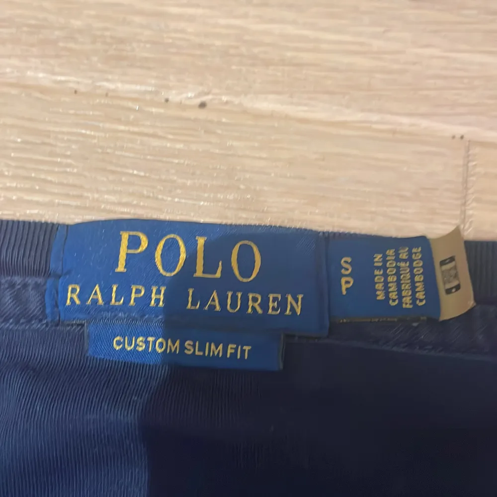 Säljer en snygg mörkblå långärmad t-shirt från Polo Ralph Lauren i storlek S. Tröjan har en broderad logga på bröstet och är i slim fit. Perfekt för vardagen! T-shirten är köpt för 800 kr och är knappast använd.. T-shirts.