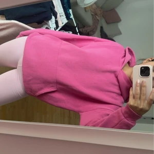 skön lite större rosa hoodie - så snygg och helt ny!!! Strl S och är lite större i storleken vilket ger en otroligt snygg passform