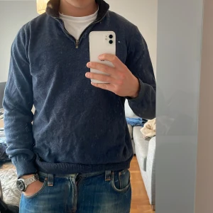 Dressman halfzip - Garderobsrensing! Säljer en riktigt snygg halfzip från dressman i storlek L då den sällan kommer till användning. I grymt bra skick. Jag (på bilden) är 183cm, 80kg. 