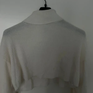 vit polo stickad tröja - mycket bra skick använt 2-3 gånger