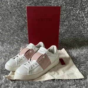 Valentino skor  - säljer mina rosa valentino skor i fint skick då dom inte kommer till andväning. dustbag med följer❤️