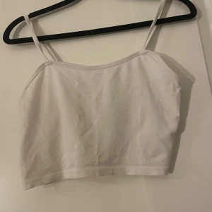 Vit topp - Fin vit topp vet tyvärr inte var den är ifrån eller vilken storlek men den känns som s. Den är ganska kort och man ser igenom den lite. 💖