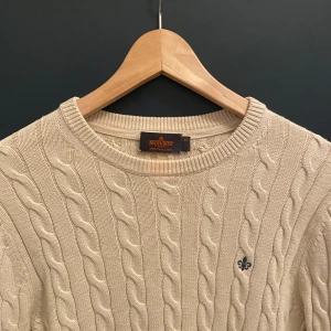 Morris tröja - En jätte fin morris tröja med inga defekter. 10/10 skick. Passar dig om du är runt 165cm lång