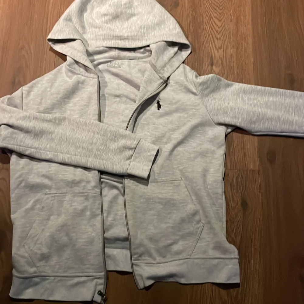 Grå zip i bra skick ⭐️. Storlek är L. Skriv vid frågor. Hoodies.