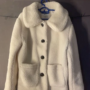 Teddy jacka! - Bra skick nästan helt ny, använd bara några få gånger  Storlek S men sitter som M Nypris 900-1000kr