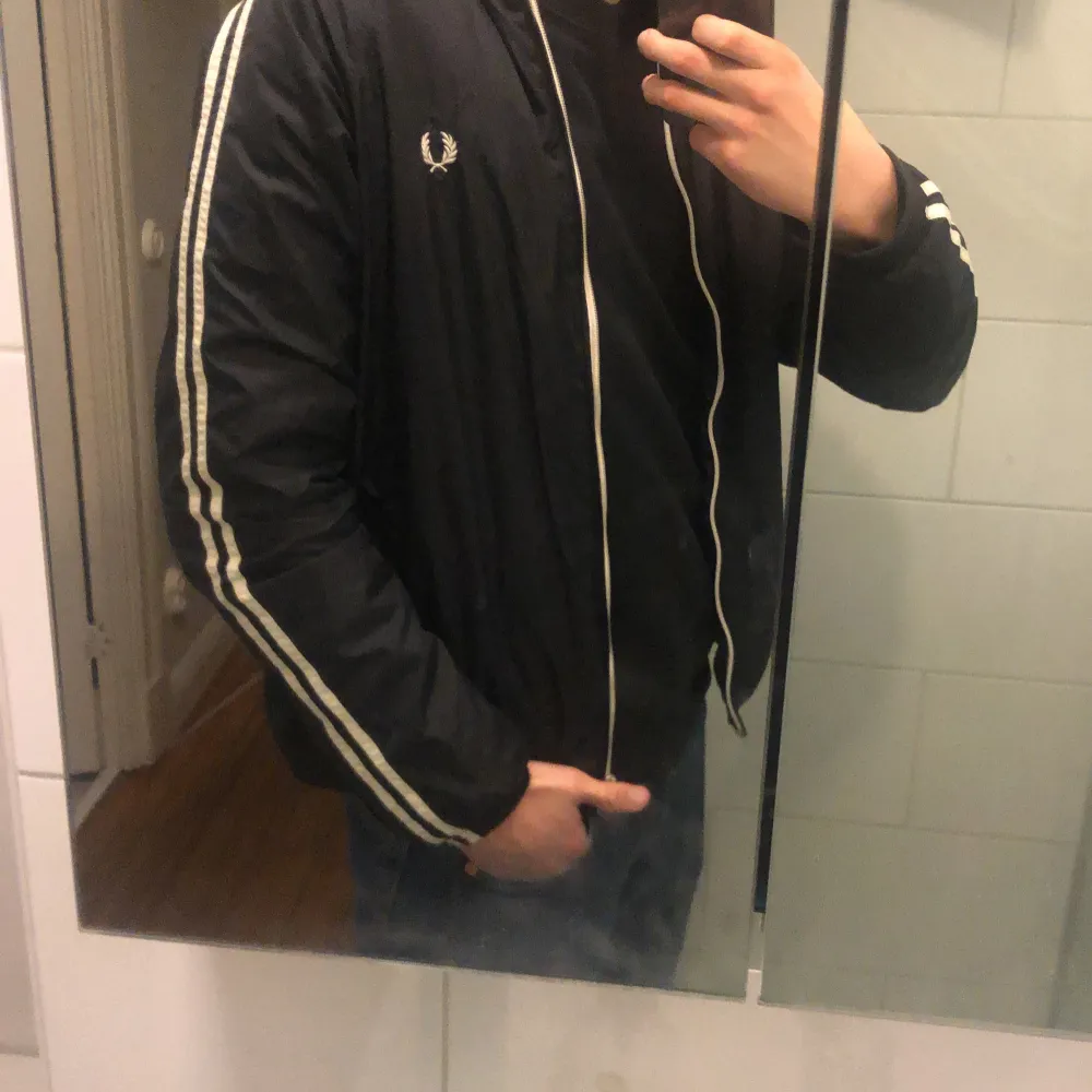 Riktig fet fred Perry jacka som inte går att köpa längre perfekt nu till hösten den är i väldigt bra skick och är i storlek medium, hör av dig vid frågor🤙🍻 . Jackor.