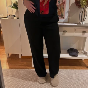 Raka kostymbyxor - Ett helt par nya kostymbyxor som är raka i benen. De är ifrån Lindex i modellen noor🥰 Jag är ca 165 och på mig går de över ankeln och faller snyggt på skorna😍 De är mid till low waist och är en Stl 42 men passar en Stl 40 även bra🙌🏼 