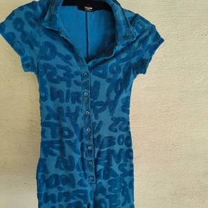 Jaded London Blue Towelling Playsuit - Köpt på Urban Outfitters Använd ett fåtal gånger. Inga defekter. Snygg blå färg och skön att ha på sig.