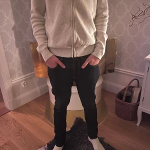Nudie Jeans Lean Dean - Säljer mina grymt snygga Nudie lean Dean jeans i storleken W29 L30. Modellen är 175 cm lång och väger 62kg Tveka inte att höra av dig!!