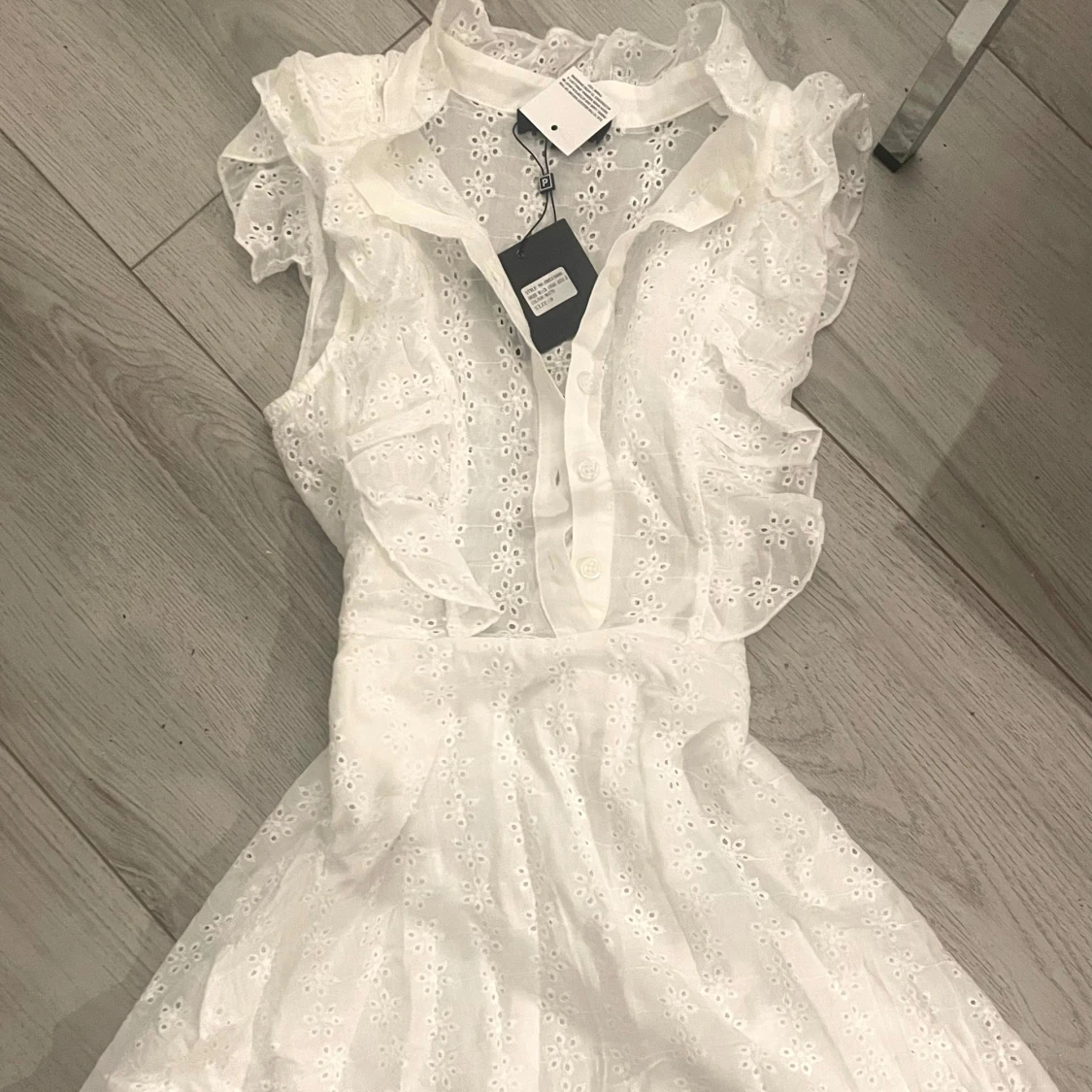 Vit broderad miniklänning med hög ringning - 91