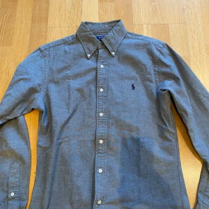 Ralph lauren skjorta - Säljer denna feta skjorta från Ralph Lauren i helt nytt skick, knappast använd! Nypris är runt 1800. Skriv vid minsta lilla fundering!