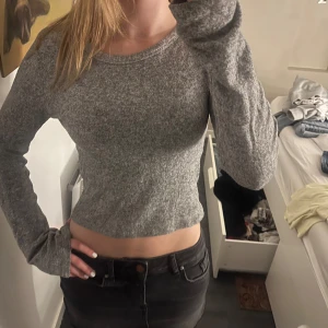 Långärmad topp - Säljer denna croppade långärmade toppen från zara i storlek: XS-S