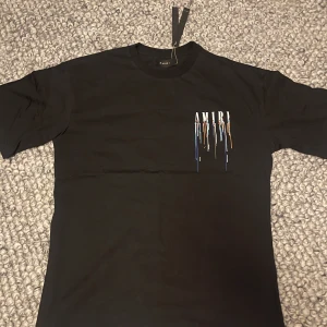 Amiri t shirt - A K0pia med extremt bra kvalite. Helt ny inte ens testad. Storlek S men den är väldigt stor i storleken och passar typ storlek L. Bästa kvaliten man kan hitta på marknaden. Tagsen sitter kvar. Pris kan diskuteras kan även byta mot ett annat plagg💯💯