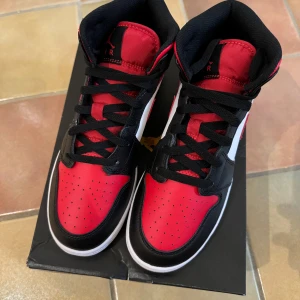 Air Jordan 1 mid fire red - Air Jordan 1 mid fire red Helt nya  Storlek: 40