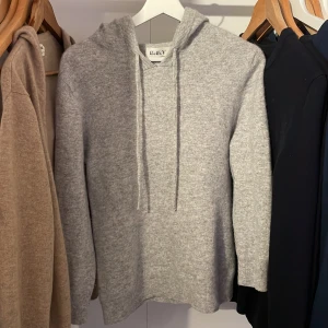 Merino hoodie  - Använd typ 3 gånger. Tyvärr så måste jag få in en del pengar så säljer den. Passar mig perfekt som är 176. Märket är G.O.T