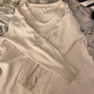 Stickad tröja  - Vit stickad tröja från hm, super fin passform!💗 Storlek S