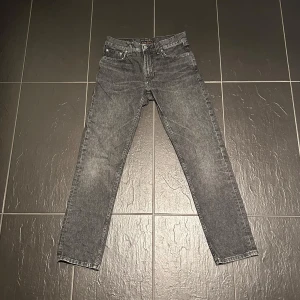 Nudie Jeans 29/32 - Grå/Svart Nudie Jeans Storlek: 29W 32L Modell: Gritty Jackson Väl omhändertagna 