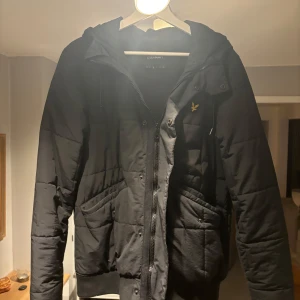 Lyle scott jacka i Svart färg   - Lyle scott jacka i Svart färg   Använd men utan märken av slitage. Storlek m 