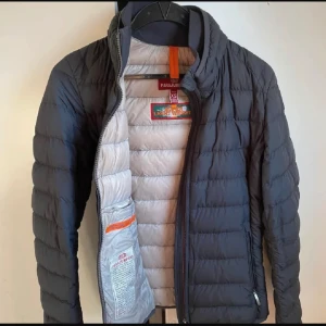 Parajumpers höst jacka - Använd bara några gånger, jätte bra skick. Perfekt höst/vår jacka. Storlek XS