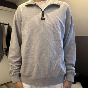 Hugo Half-Zip - Storlek S, väl omhändertagen, från NK. Sällan använd, ny pris 1099.