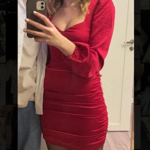 Klänning - En vinröd/röd klänning som bara är använd en enda gång ifrån Nelly i storlek S. Jag är 172 cm lång och bär storlek S 