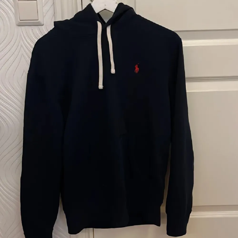 Polo ralph lauren hoodie. Skick 10/10, nästan aldrig använd. Storlek S. Nypris 2000 kr. Hoodies.