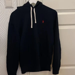 Ralph lauren hoodie  - Säljer nästan en helt ny Polo ralph lauren hoodie. Skick 10/10. Bekväm hoodie i marinblå. Storlek S, passar både xs/s. Nypris 2000 kr