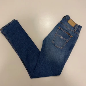 Nudie jeans ”Grim Tim” - Rikgit feta nudie jeans i modellen Grim Tim i väldigt bra skicka skulle säga 8/10,  Skriv vid minsta fråga eller fundering🔥👍