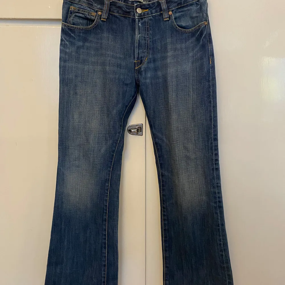 Säljer ett par jättesnygga blå jeans från LAD. De är i bra skick och har en superbra passform. . Jeans & Byxor.