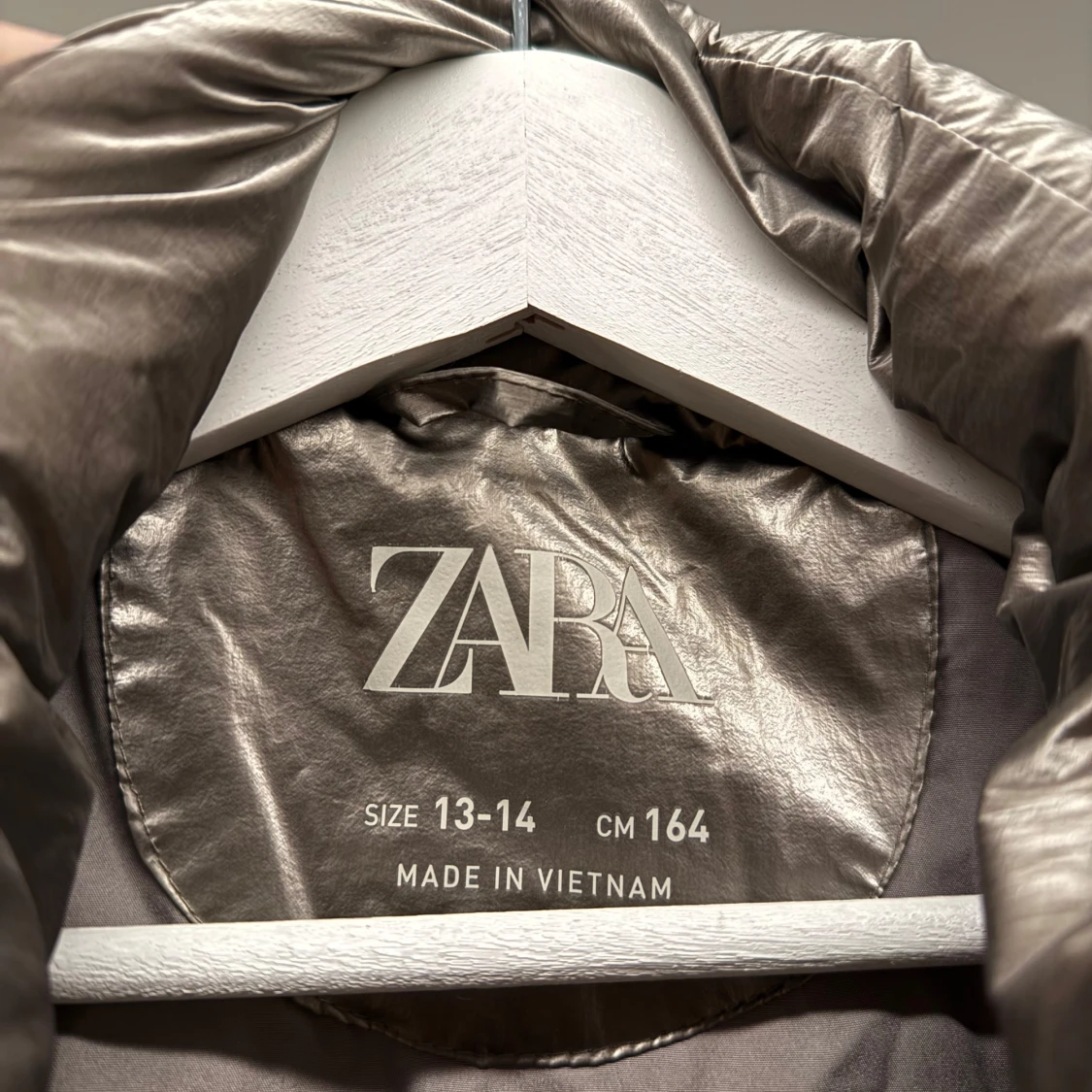 Silverfärgad pufferjacka från Zara - 92