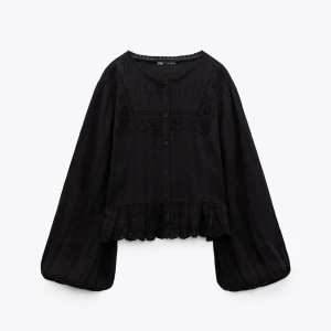 Zara blus - Svart blus med volang och hålbroderier. Köptes våren 2023. Har inte används mycket 